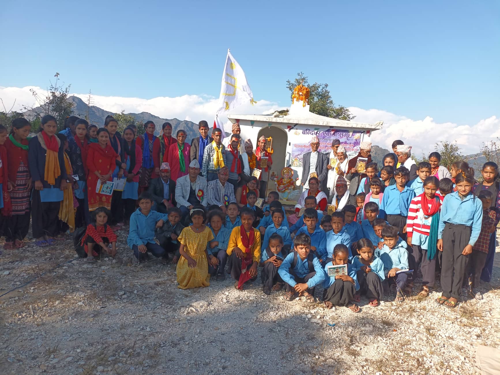 बैतडीको सिद्धनाथ आविमा बन्दीपुर समूहका तर्फबाट सरस्वतीको मूर्ती स्थापना 